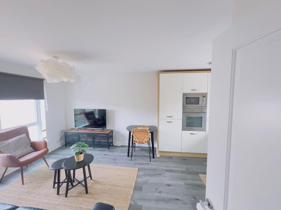 Дом отдыха Noah By Koya Homes - 2-bed Apartment, Stadium View & Free Parking