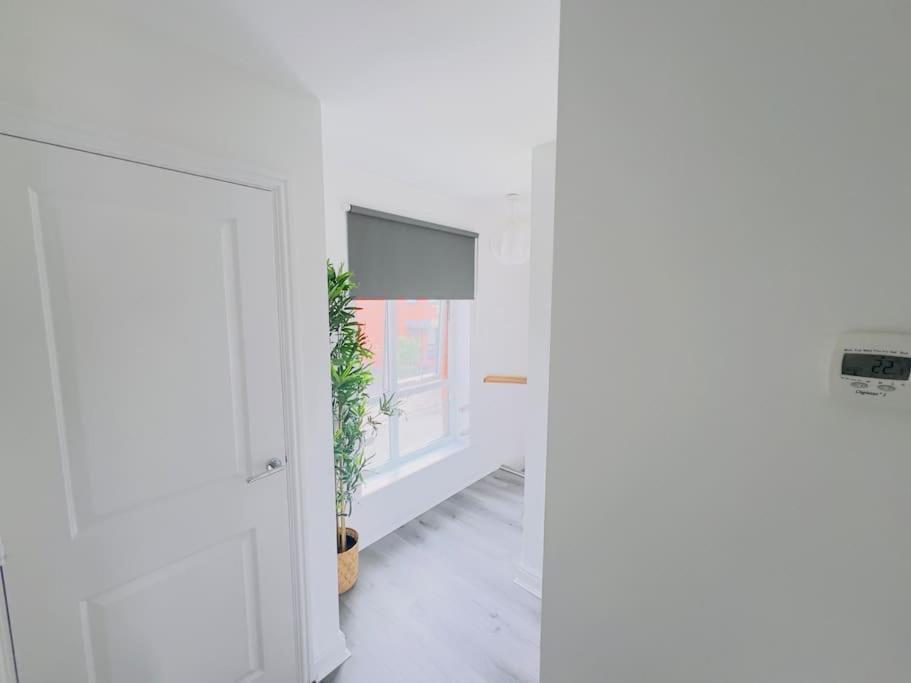 Дом отдыха Noah By Koya Homes - 2-bed Apartment, Stadium View & Free Parking *
